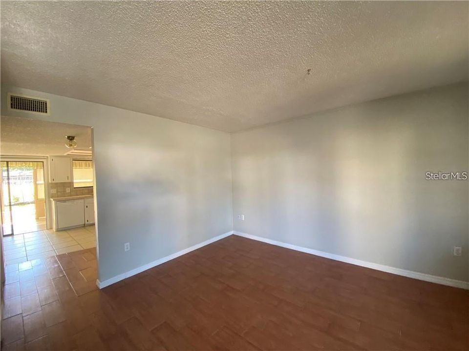 For Rent: $1,275 (2 beds, 1 baths, 960 Square Feet)