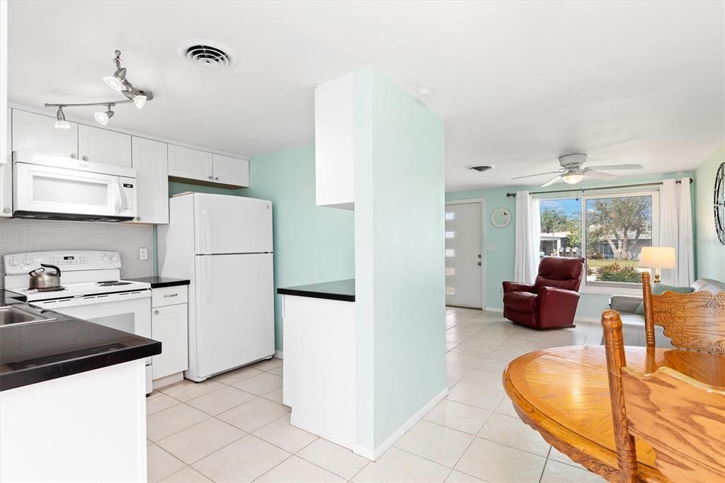 For Sale: $283,500 (2 beds, 1 baths, 968 Square Feet)