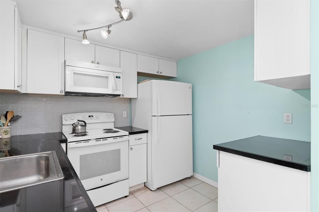 For Sale: $283,500 (2 beds, 1 baths, 968 Square Feet)