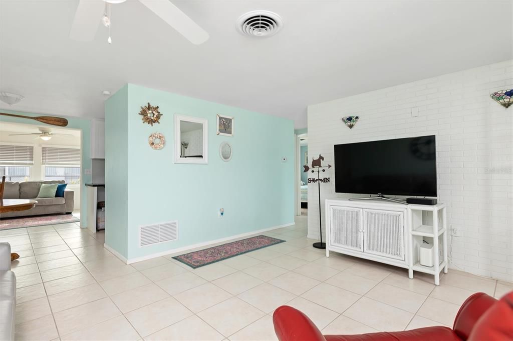 For Sale: $283,500 (2 beds, 1 baths, 968 Square Feet)