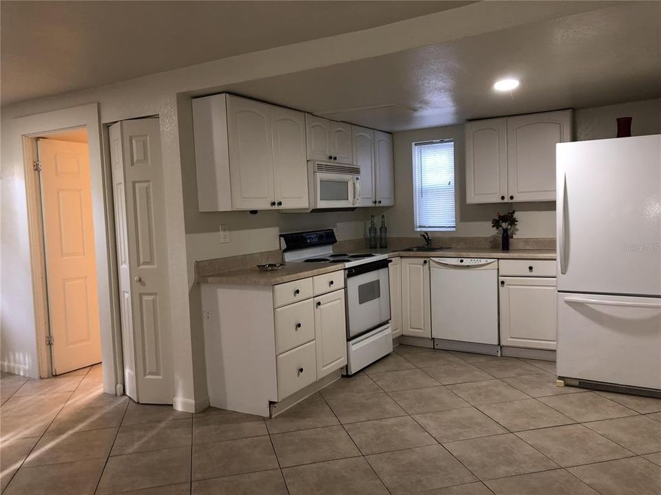 For Rent: $1,400 (1 beds, 1 baths, 850 Square Feet)