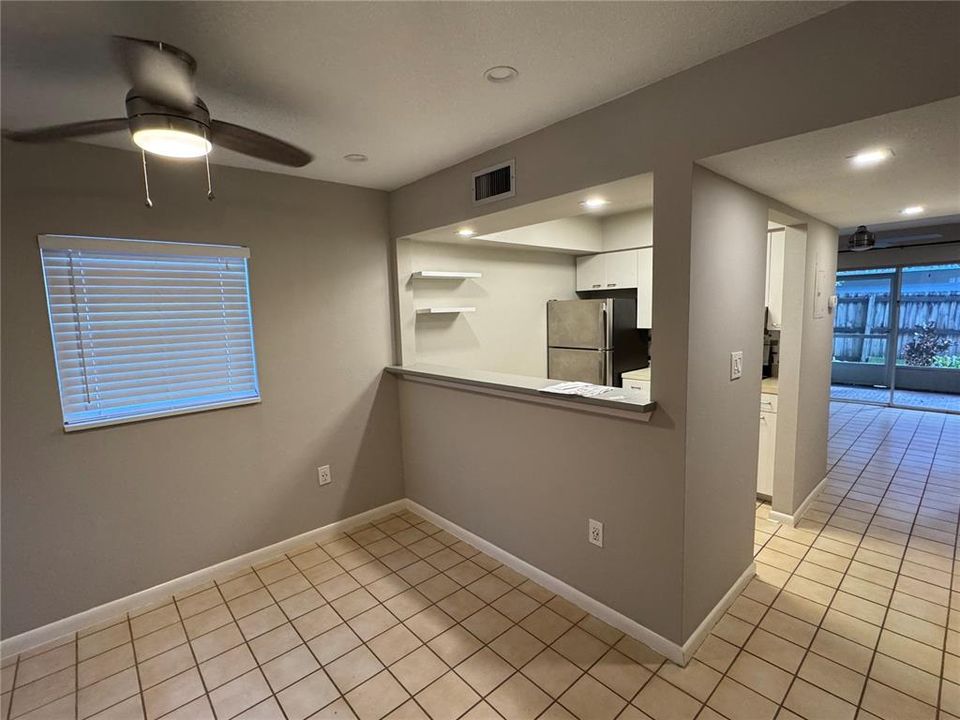 For Rent: $1,800 (2 beds, 1 baths, 878 Square Feet)