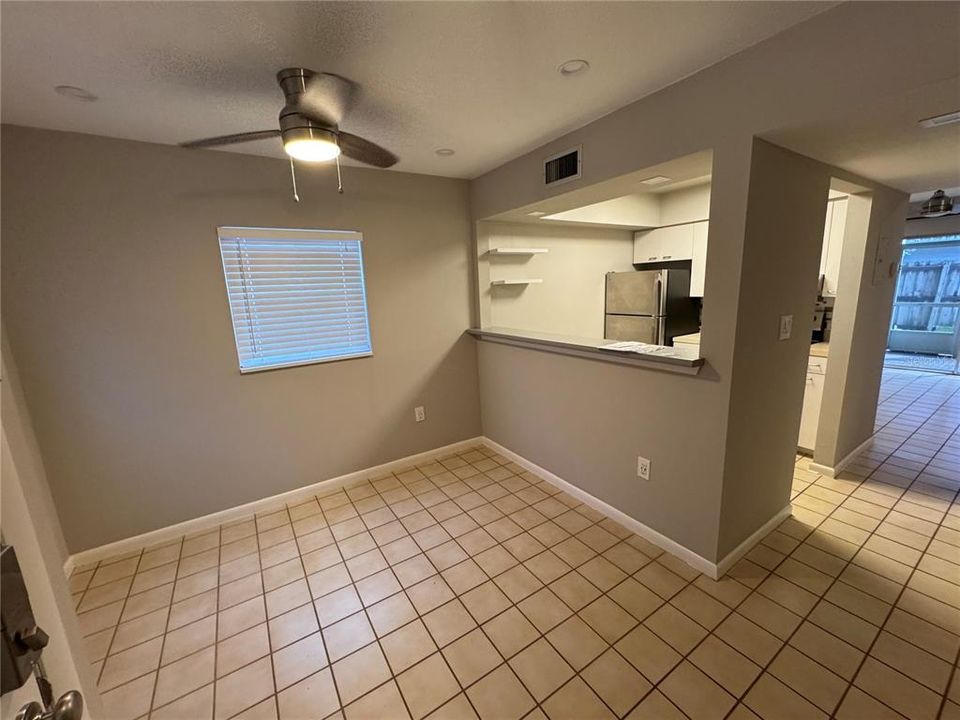 For Rent: $1,800 (2 beds, 1 baths, 878 Square Feet)