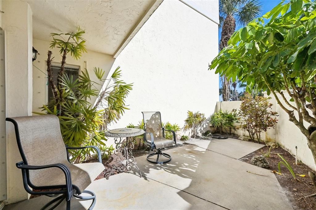 For Sale: $325,000 (2 beds, 2 baths, 1607 Square Feet)