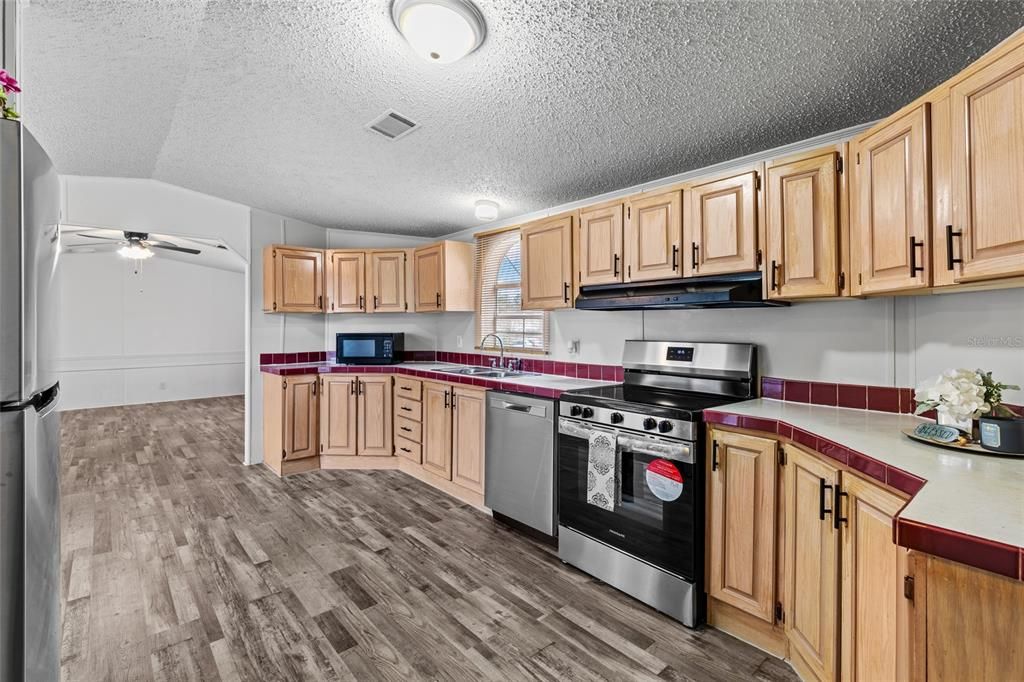 For Sale: $149,900 (3 beds, 2 baths, 1216 Square Feet)