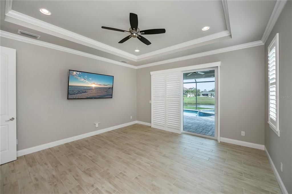 Tray ceiling with crown molding!