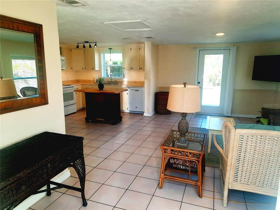 For Sale: $215,000 (1 beds, 1 baths, 904 Square Feet)