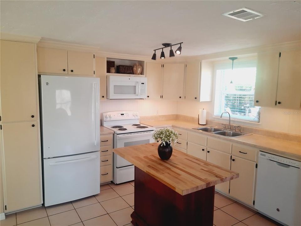 For Sale: $215,000 (1 beds, 1 baths, 904 Square Feet)