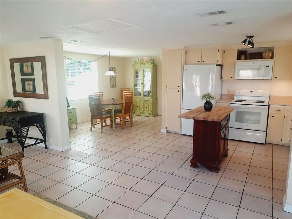 For Sale: $215,000 (1 beds, 1 baths, 904 Square Feet)