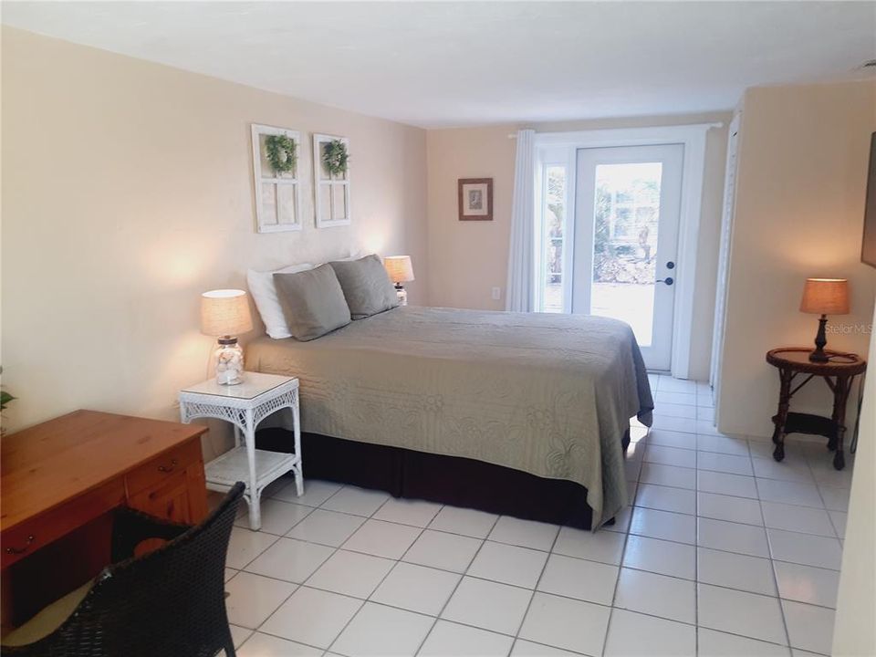 For Sale: $215,000 (1 beds, 1 baths, 904 Square Feet)