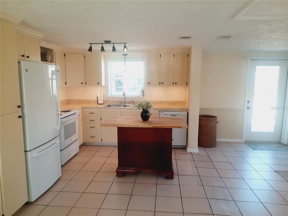 For Sale: $215,000 (1 beds, 1 baths, 904 Square Feet)