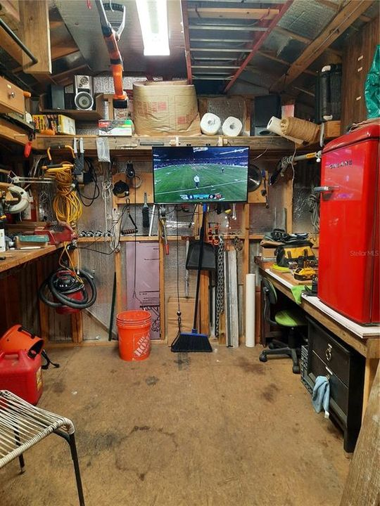 Insulated Shed/Workshop wth TV