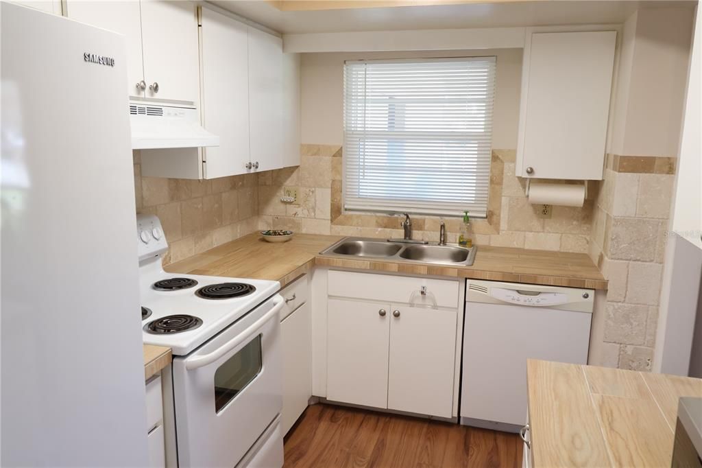 For Sale: $165,000 (2 beds, 2 baths, 1080 Square Feet)