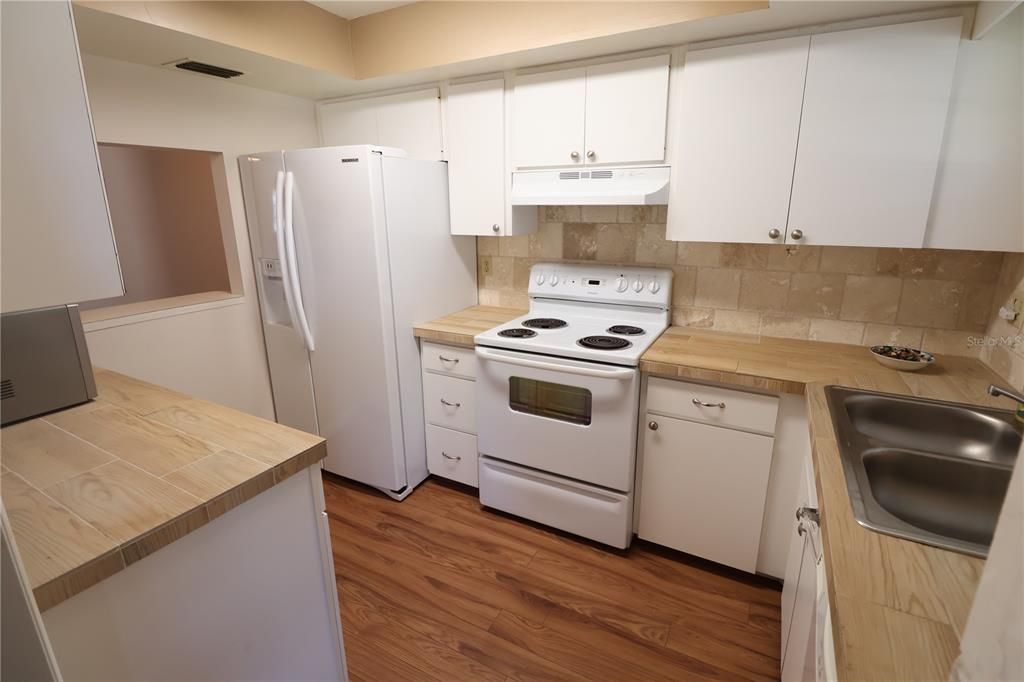 For Sale: $165,000 (2 beds, 2 baths, 1080 Square Feet)