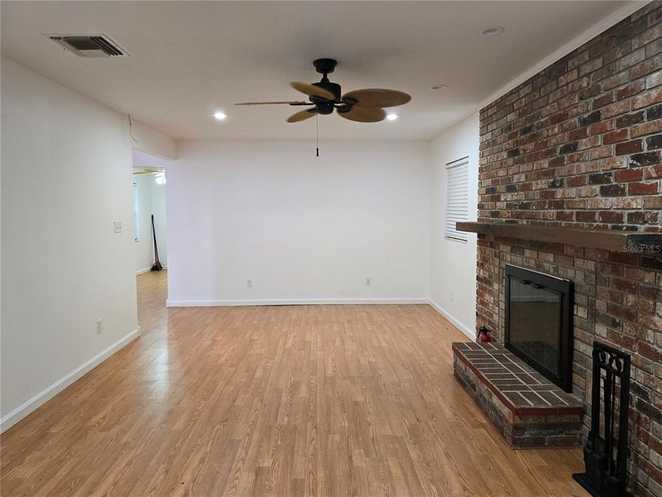 For Sale: $190,000 (3 beds, 1 baths, 1144 Square Feet)