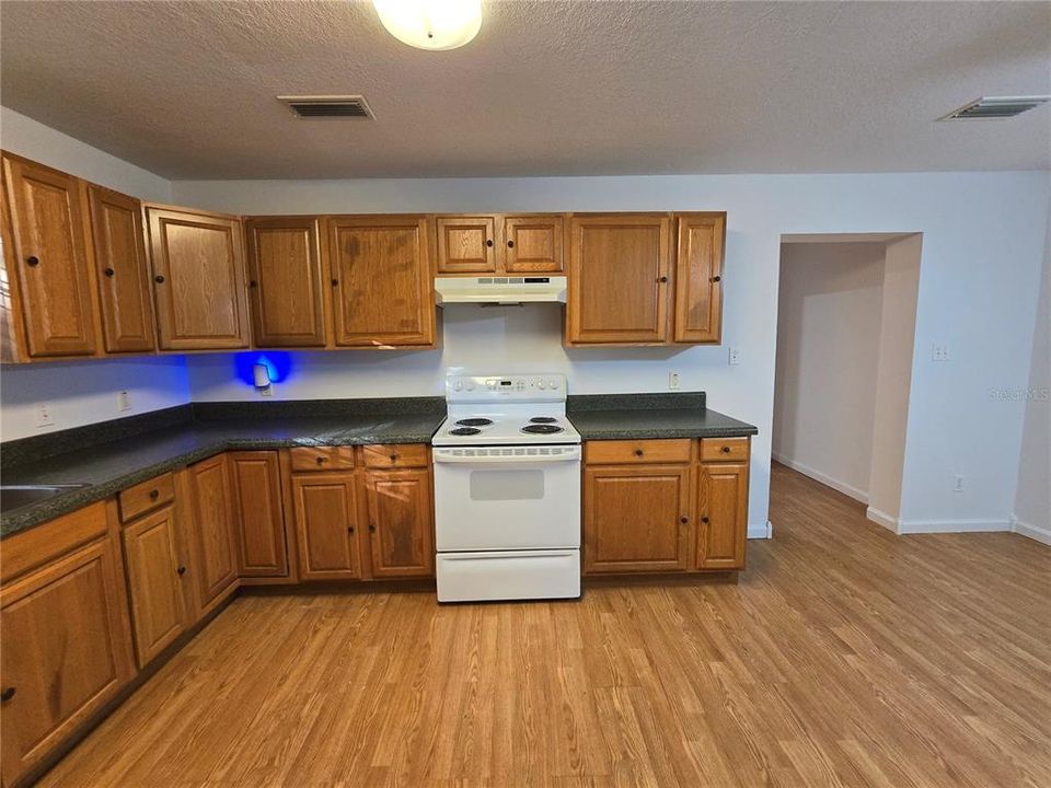 For Sale: $190,000 (3 beds, 1 baths, 1144 Square Feet)