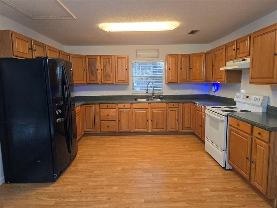 For Sale: $190,000 (3 beds, 1 baths, 1144 Square Feet)