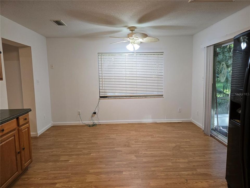 For Sale: $190,000 (3 beds, 1 baths, 1144 Square Feet)