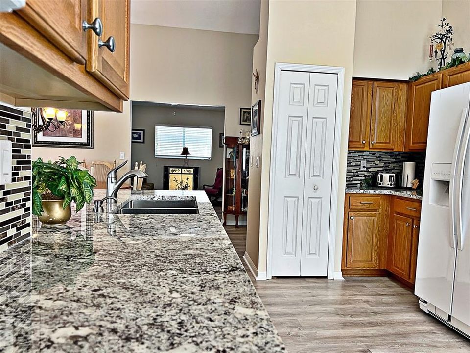 Kitchen w quartz countertops