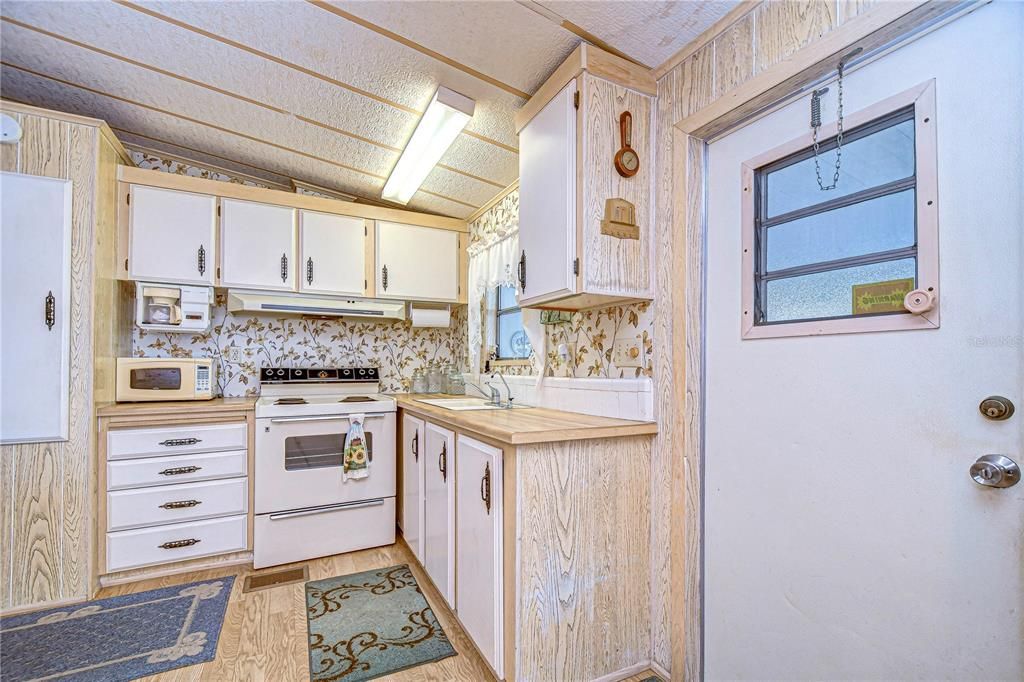 For Sale: $129,000 (2 beds, 2 baths, 864 Square Feet)