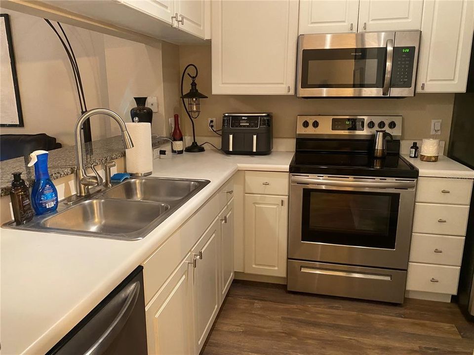 A very easy kitchen to cook in and a nice amount of counter space for prepping.