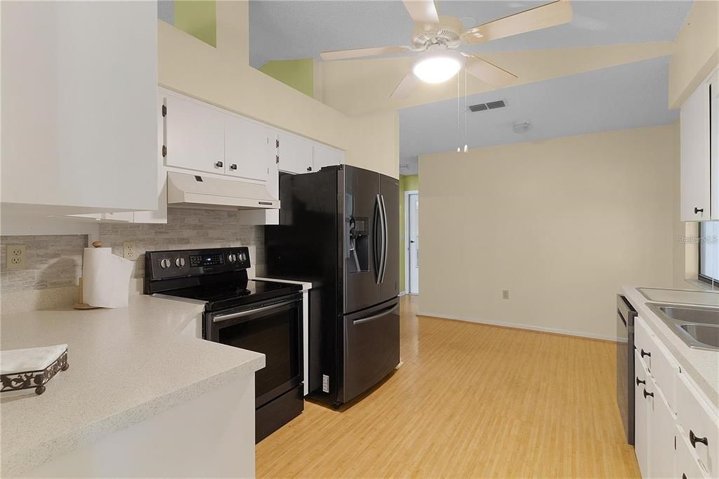 For Sale: $195,000 (2 beds, 2 baths, 1196 Square Feet)