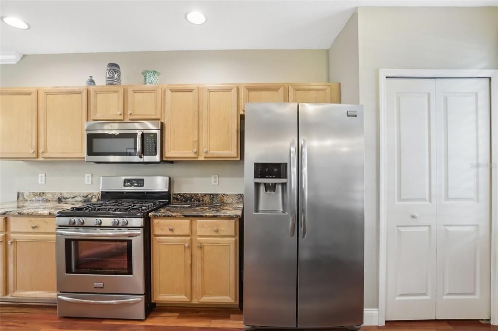 For Sale: $425,000 (2 beds, 2 baths, 1276 Square Feet)