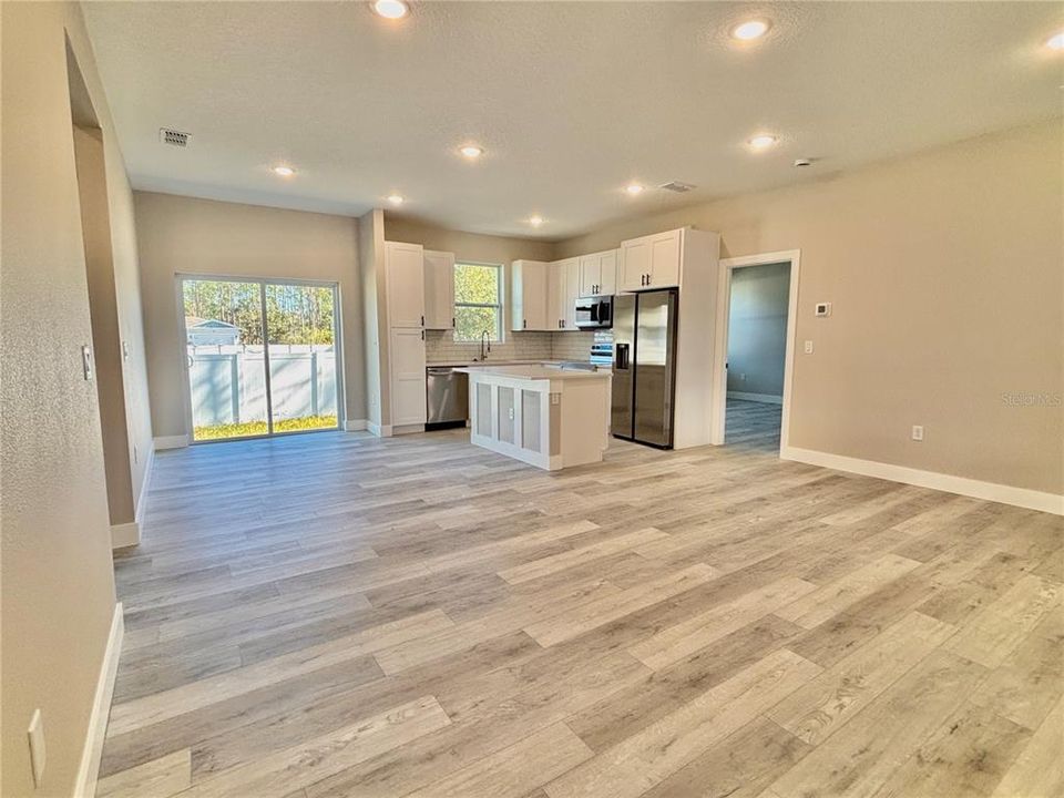 For Sale: $325,000 (3 beds, 2 baths, 1251 Square Feet)