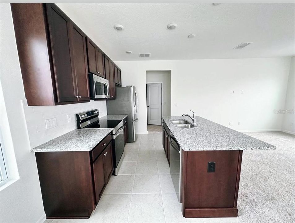 For Rent: $1,650 (1 beds, 1 baths, 770 Square Feet)