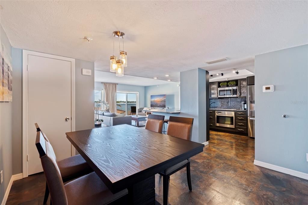 For Sale: $459,000 (2 beds, 2 baths, 1100 Square Feet)