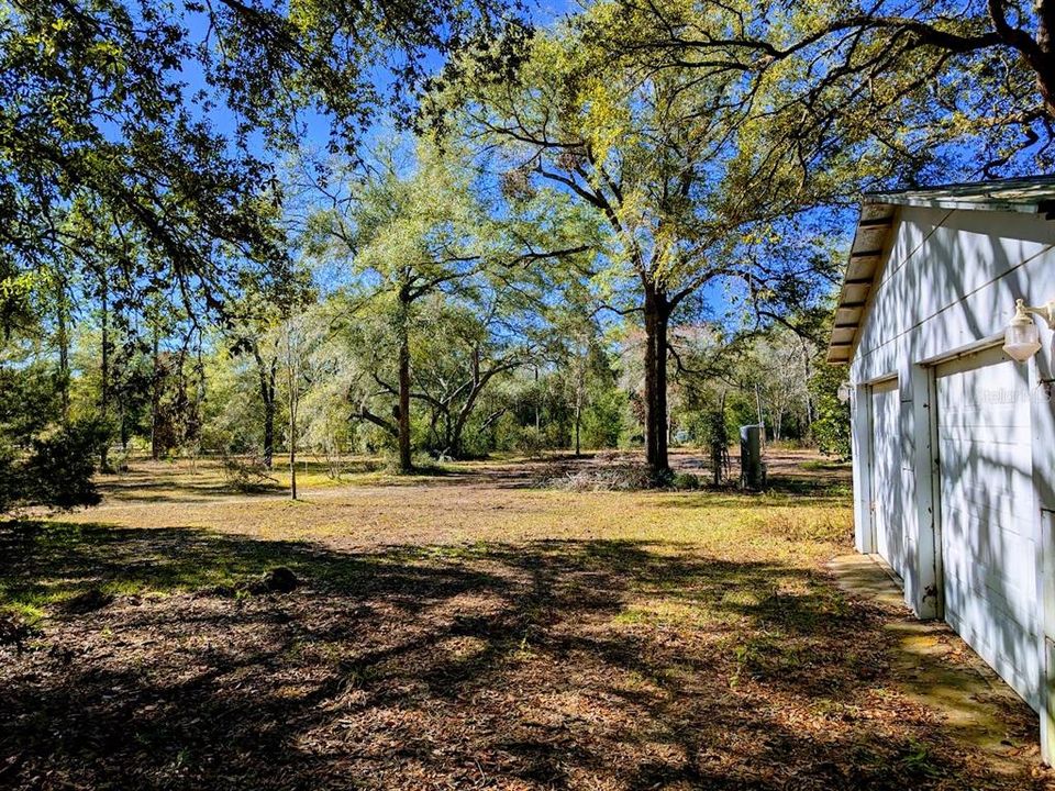 Garage toward homesite