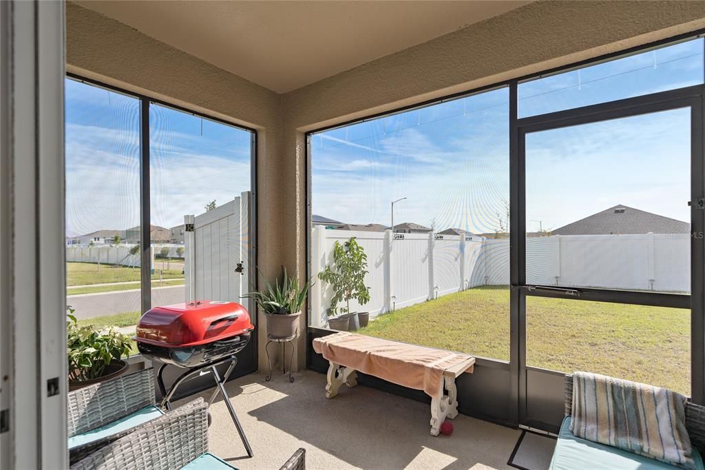 rear screened in lanai with vinyl privacy fence