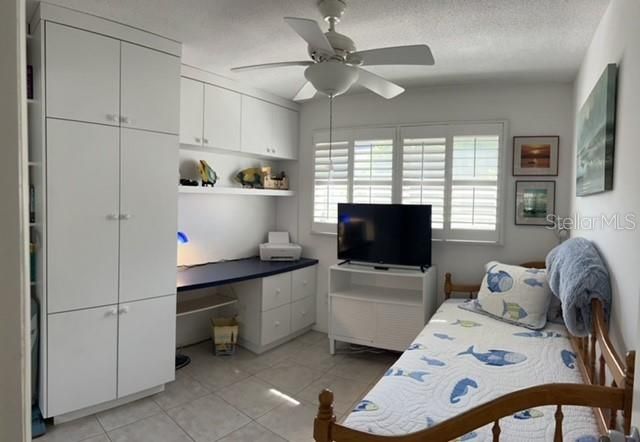 Day bed in guest room