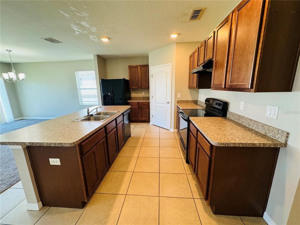 For Rent: $1,869 (4 beds, 2 baths, 1751 Square Feet)