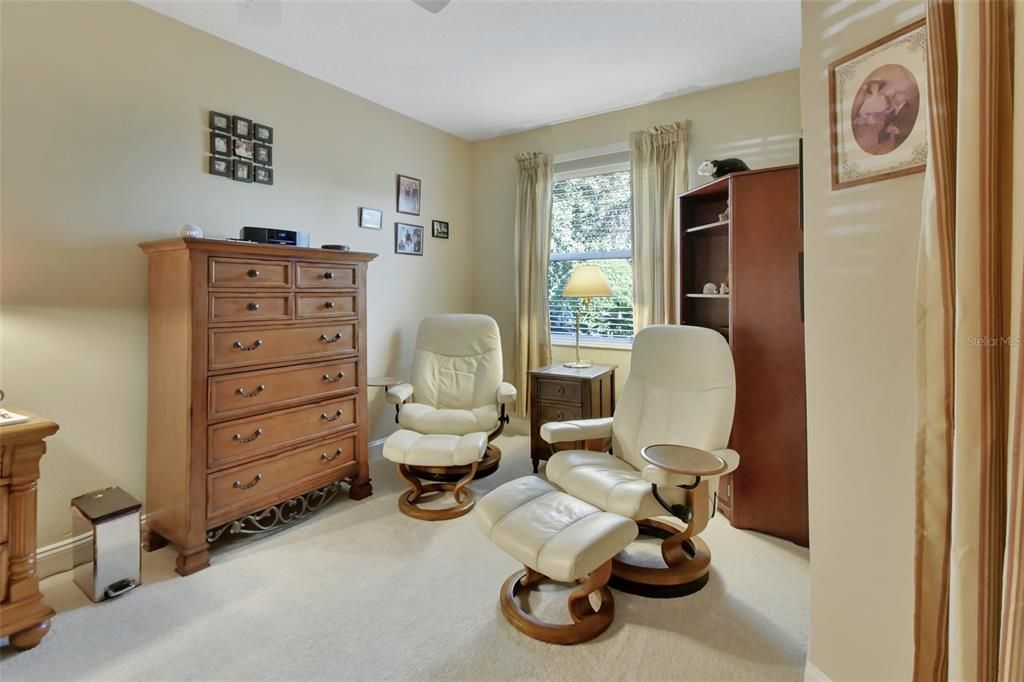 Large sitting area in primary bedroom