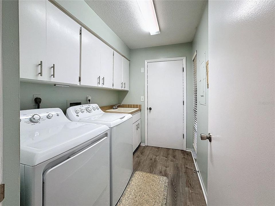 LAUNDRY RM W/ VINYL FLOORING & CABINETRY