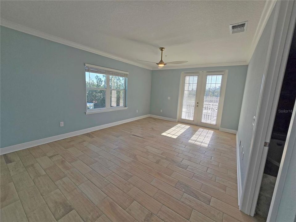 Primary en-suite with French doors to balcony