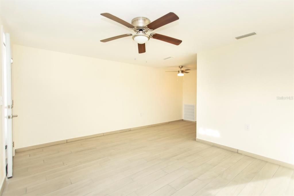 For Sale: $110,000 (2 beds, 1 baths, 722 Square Feet)