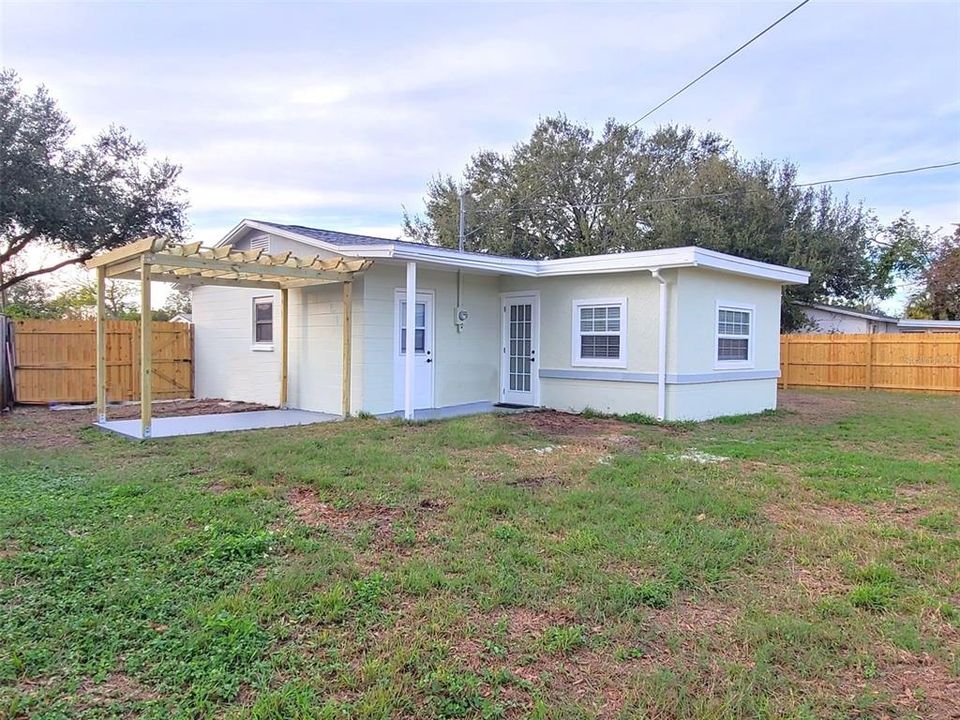 For Sale: $369,900 (2 beds, 1 baths, 926 Square Feet)