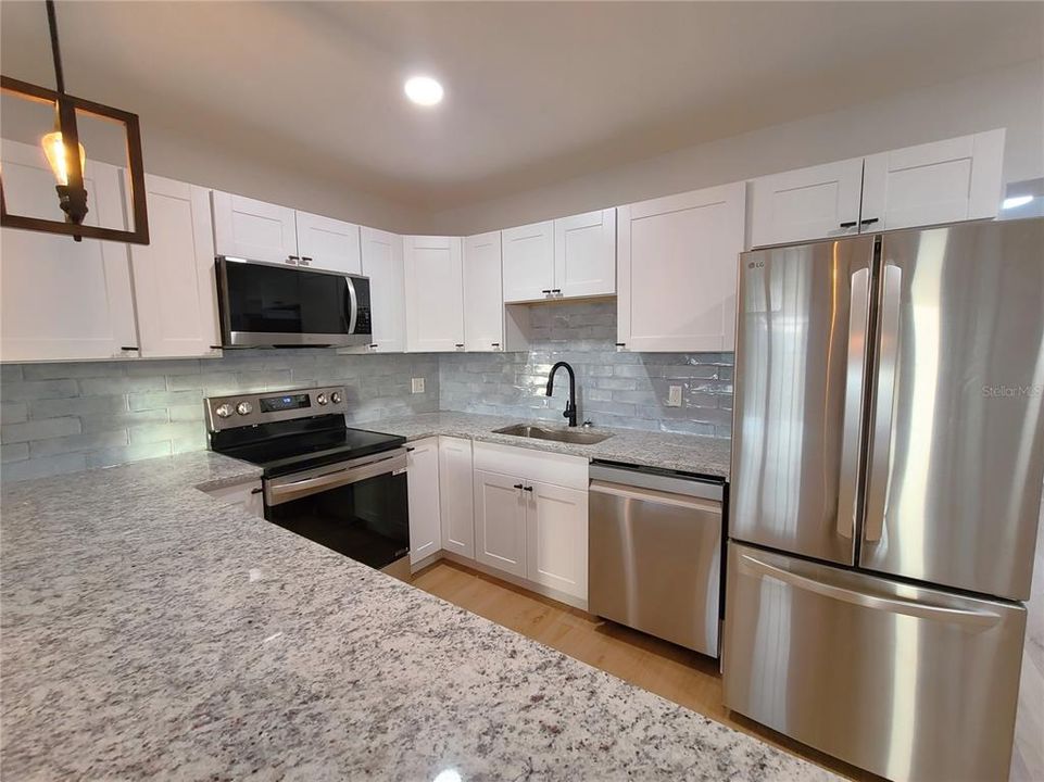 For Sale: $369,900 (2 beds, 1 baths, 926 Square Feet)