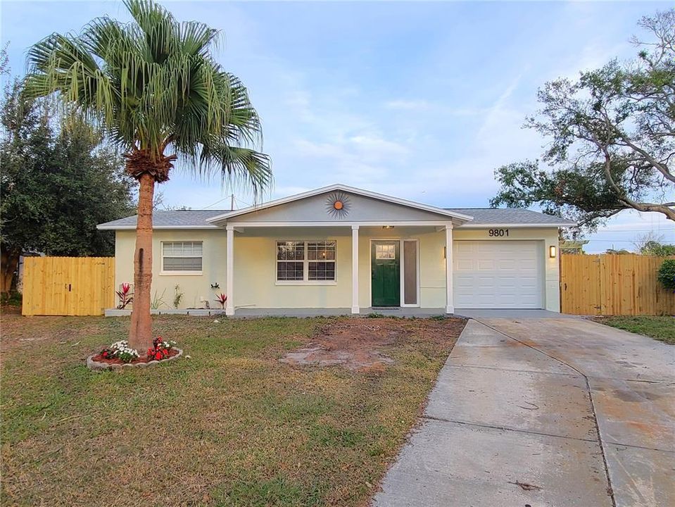 For Sale: $369,900 (2 beds, 1 baths, 926 Square Feet)