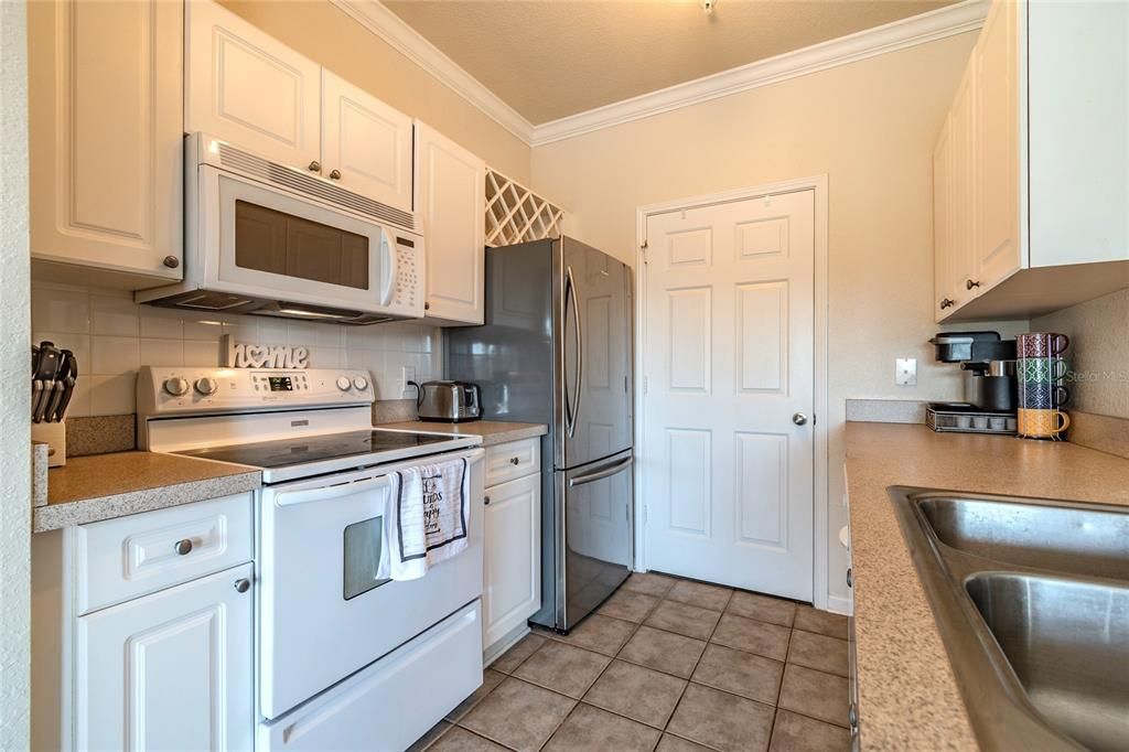 For Sale: $259,900 (2 beds, 2 baths, 1010 Square Feet)