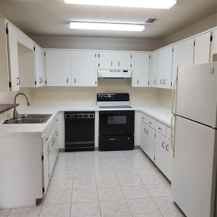 For Rent: $1,600 (2 beds, 2 baths, 1375 Square Feet)