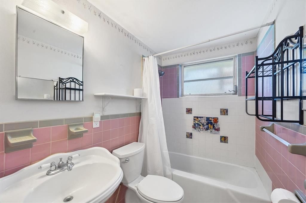 For Sale: $249,000 (2 beds, 1 baths, 932 Square Feet)