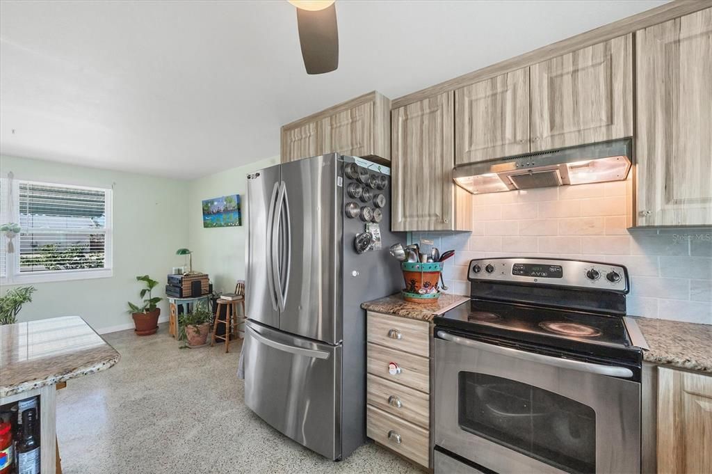 For Sale: $249,000 (2 beds, 1 baths, 932 Square Feet)