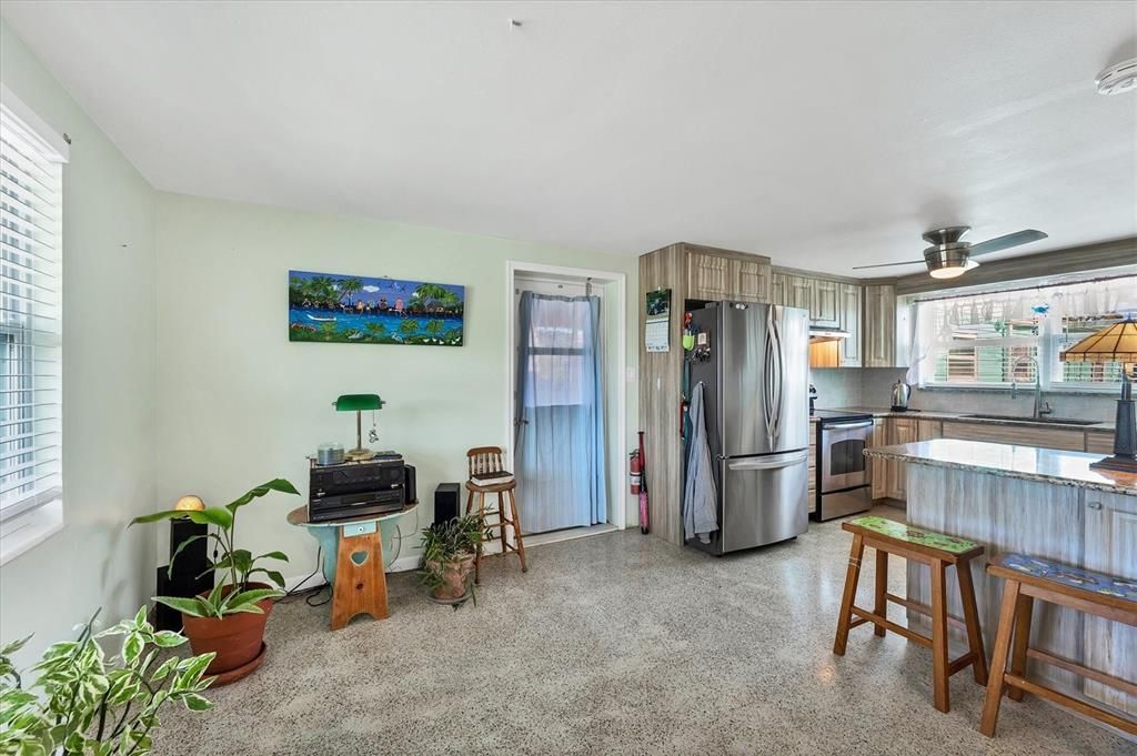 For Sale: $249,000 (2 beds, 1 baths, 932 Square Feet)