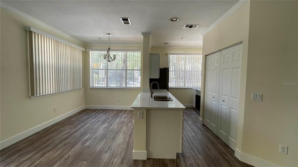 For Sale: $305,000 (2 beds, 2 baths, 953 Square Feet)