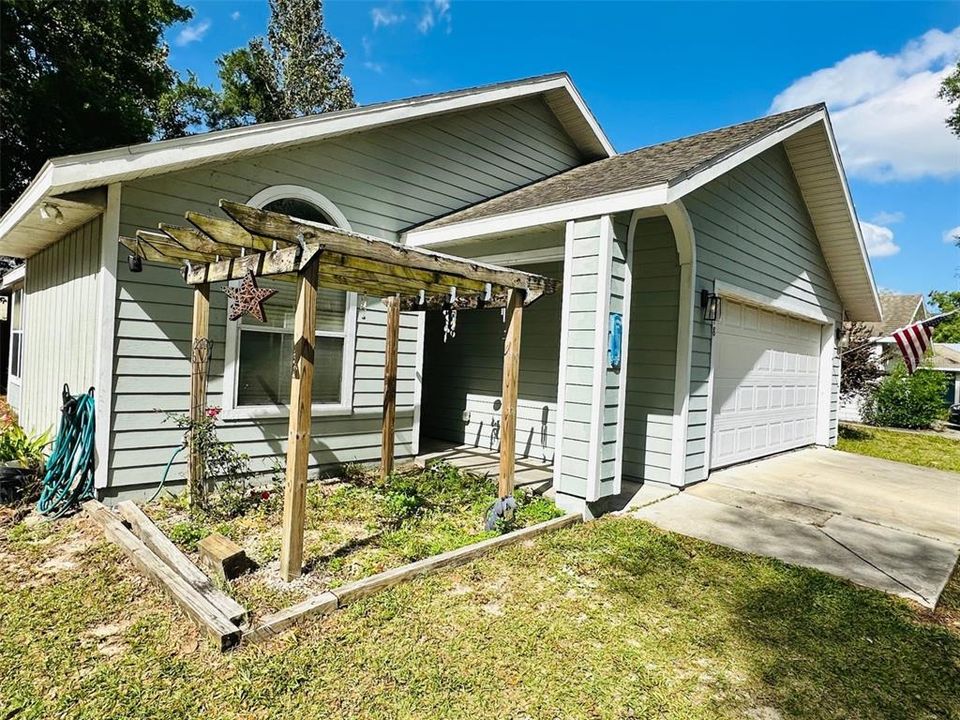 For Sale: $239,900 (3 beds, 2 baths, 1324 Square Feet)