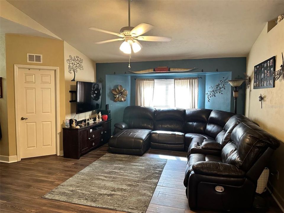 For Sale: $239,900 (3 beds, 2 baths, 1324 Square Feet)