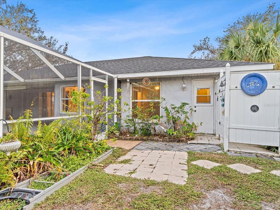 For Sale: $350,000 (3 beds, 2 baths, 1323 Square Feet)